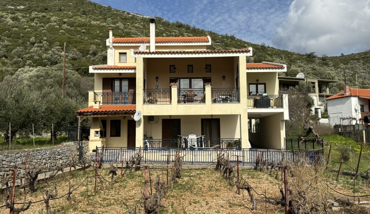 Luxurious 4-Bedroom Villa with Expansive Gardens and Private Apartment in Samos