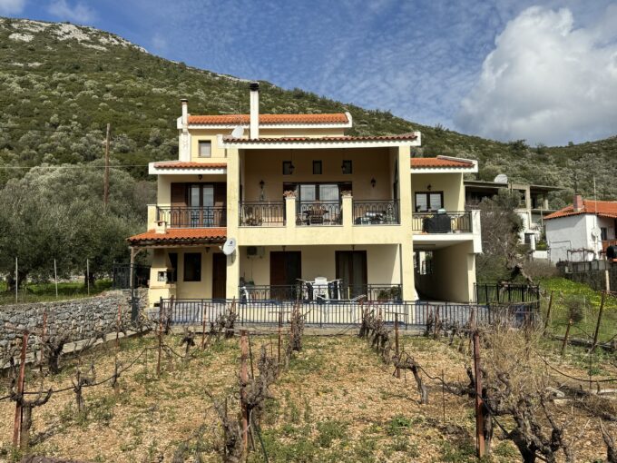 I.D. 1005 – Luxurious Villa with Expansive Gardens and Private Apartment in Samos
