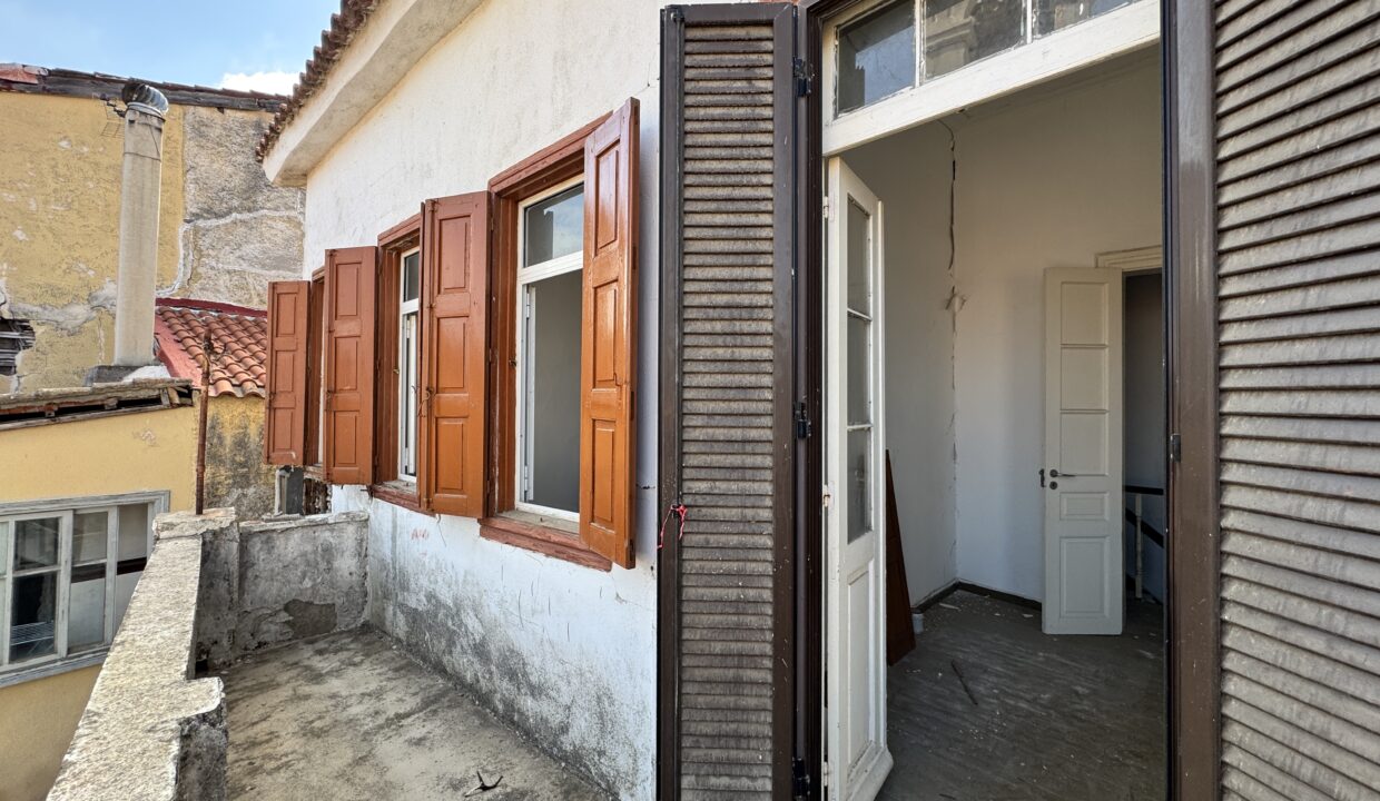 traditional-house-balcony-pano-vathi-samos